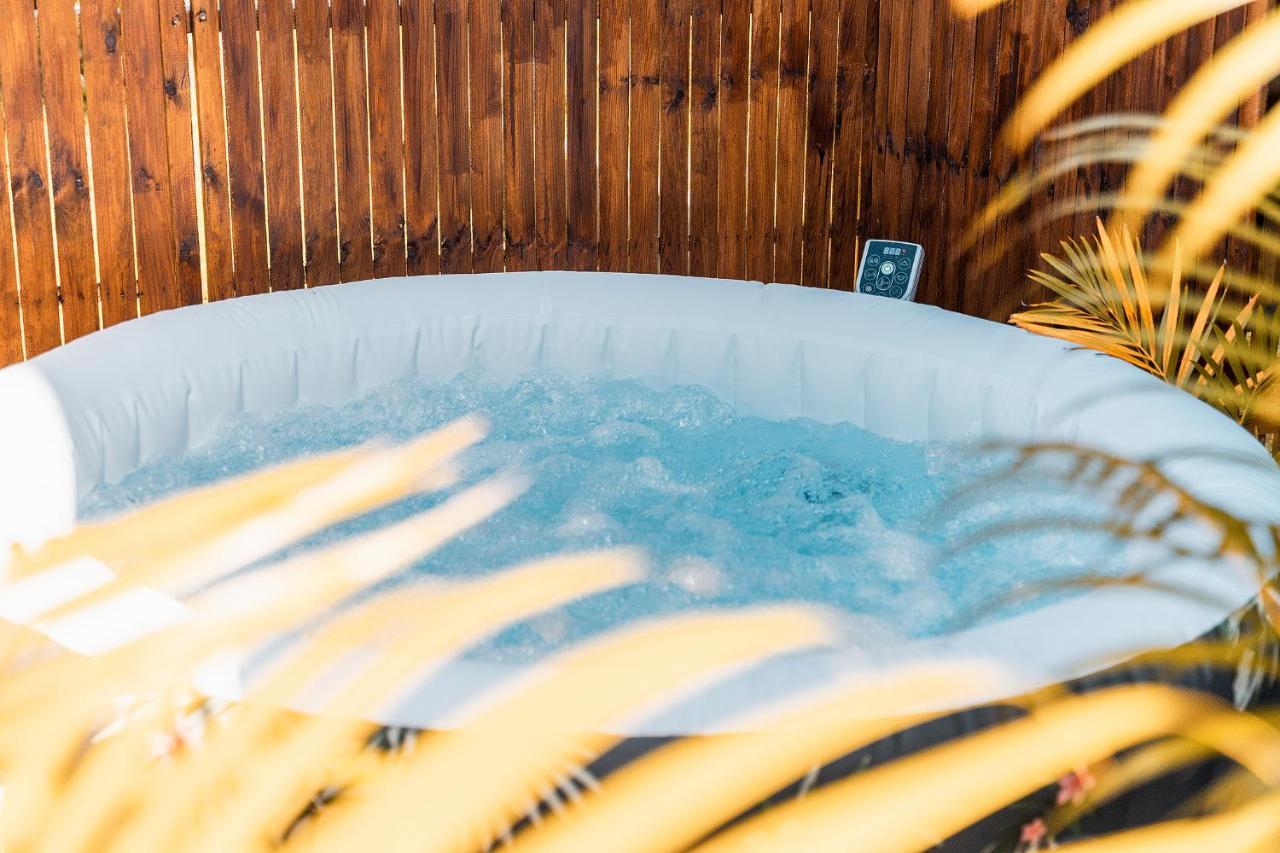 Charmant Chalet Avec Jacuzzi, L'Ile O Vert سانت فيليب المظهر الخارجي الصورة