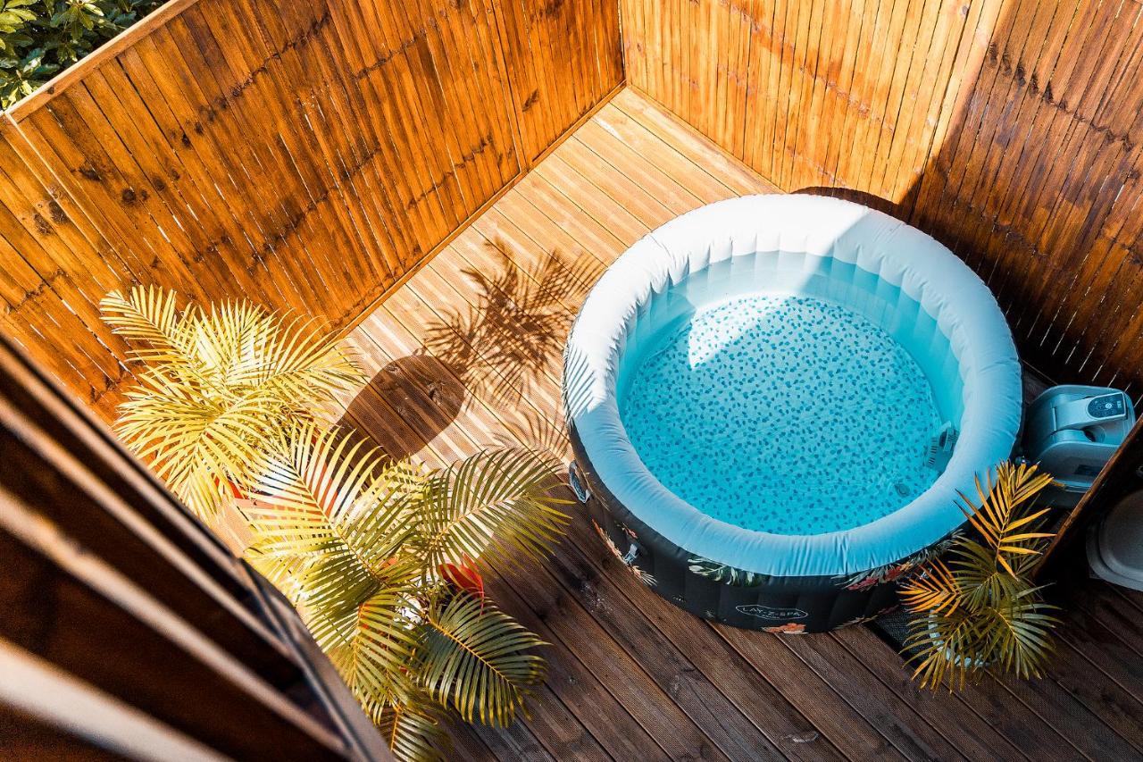 Charmant Chalet Avec Jacuzzi, L'Ile O Vert سانت فيليب المظهر الخارجي الصورة