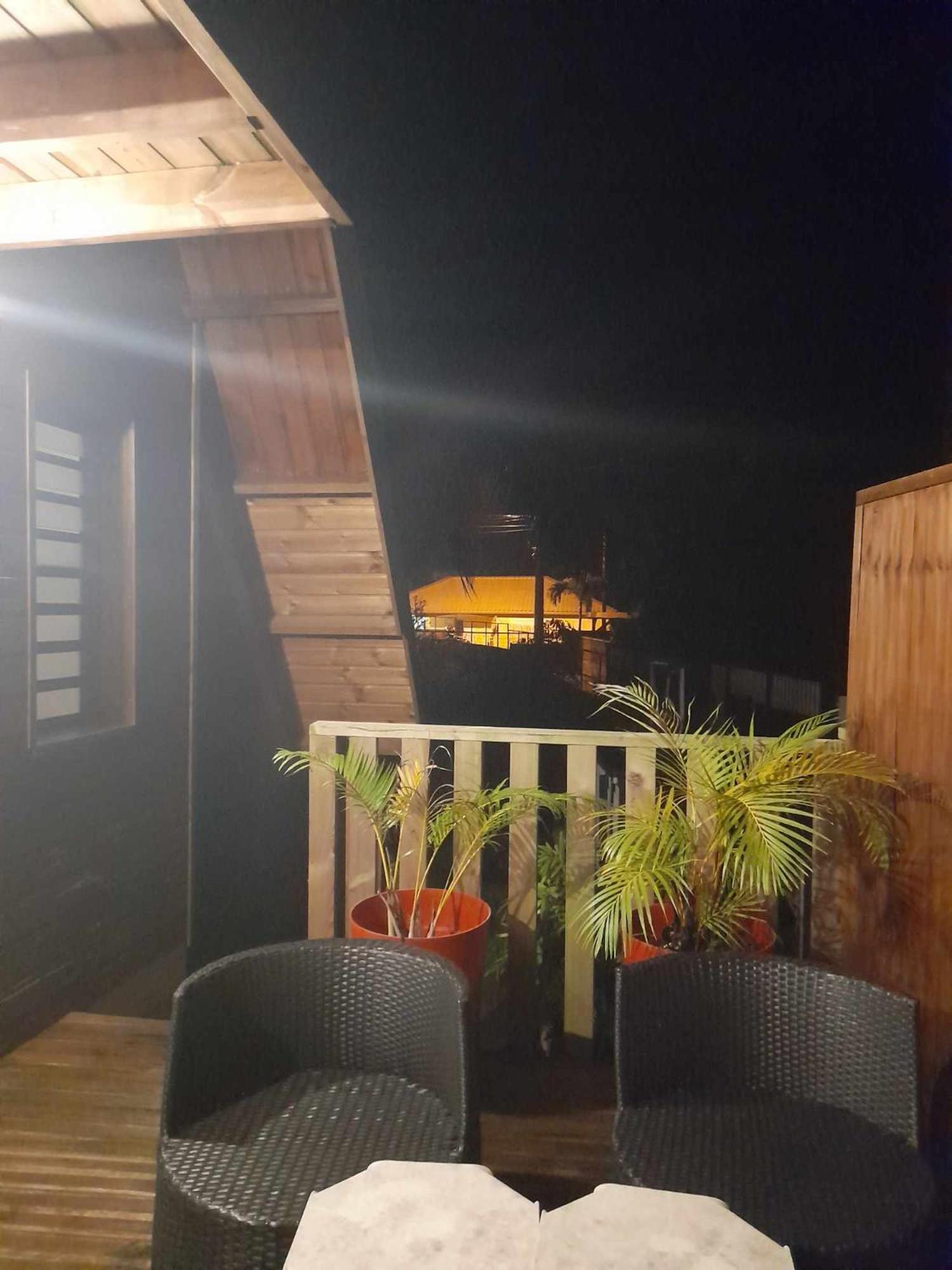 Charmant Chalet Avec Jacuzzi, L'Ile O Vert سانت فيليب المظهر الخارجي الصورة
