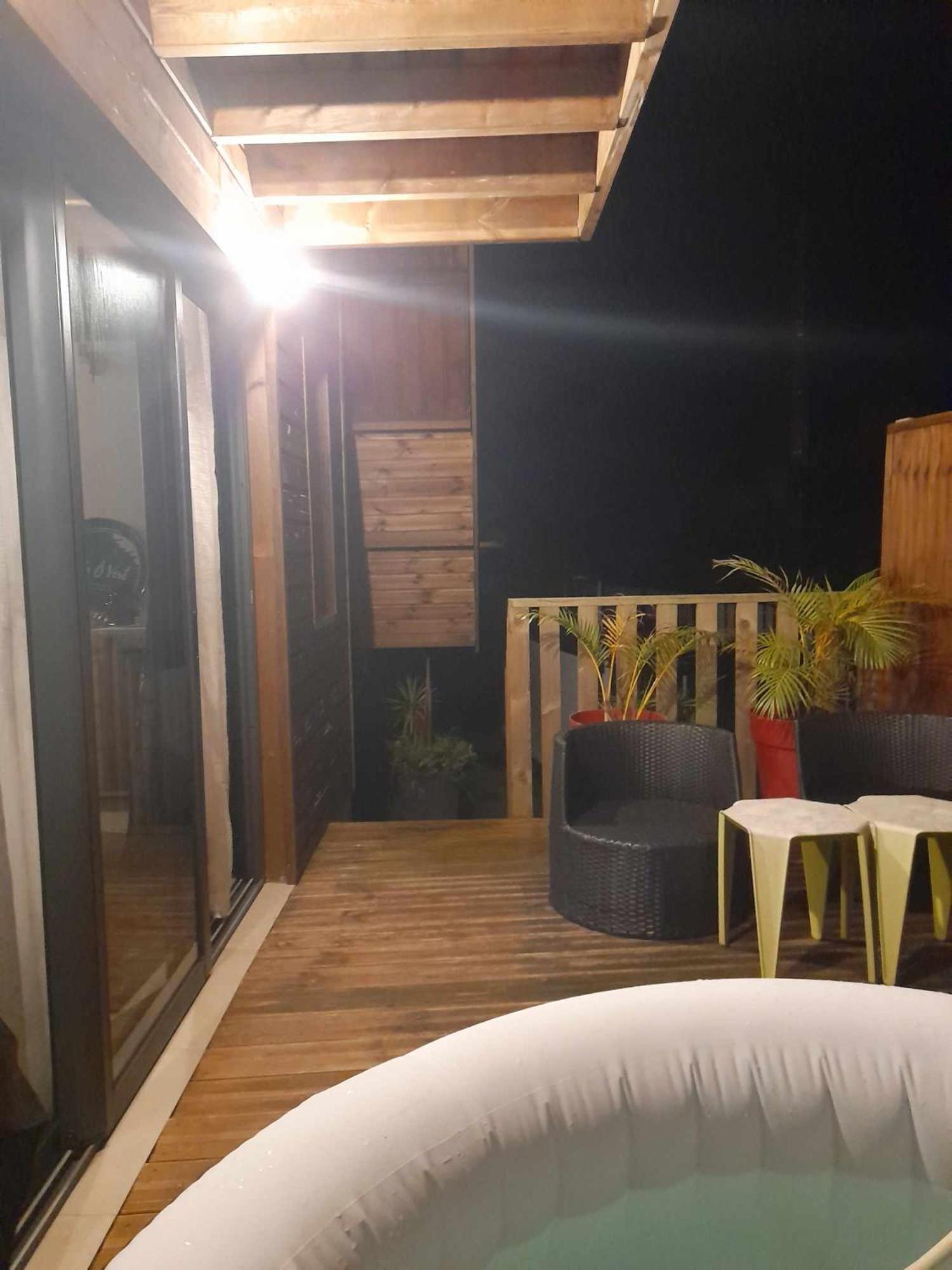 Charmant Chalet Avec Jacuzzi, L'Ile O Vert سانت فيليب المظهر الخارجي الصورة