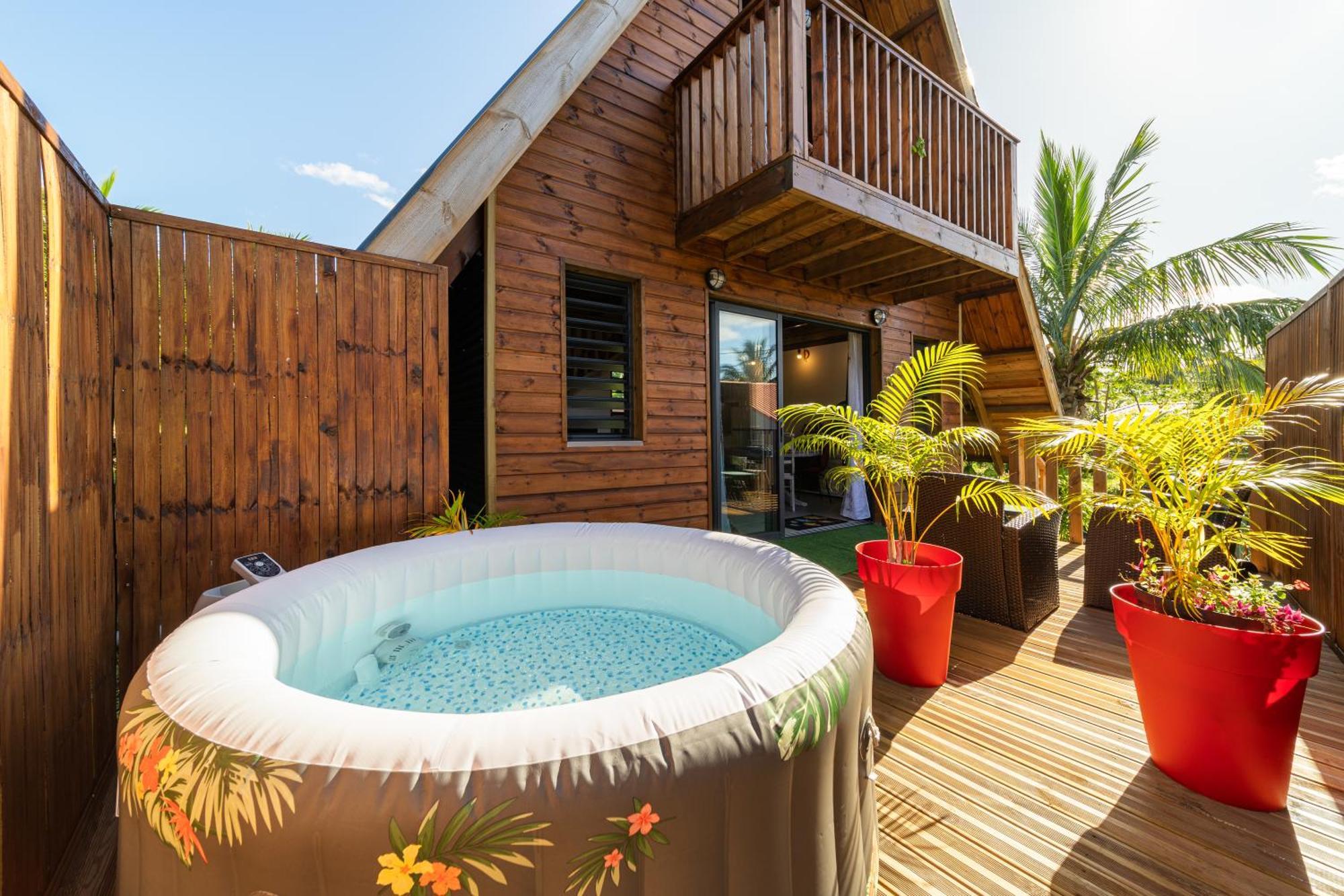 Charmant Chalet Avec Jacuzzi, L'Ile O Vert سانت فيليب المظهر الخارجي الصورة