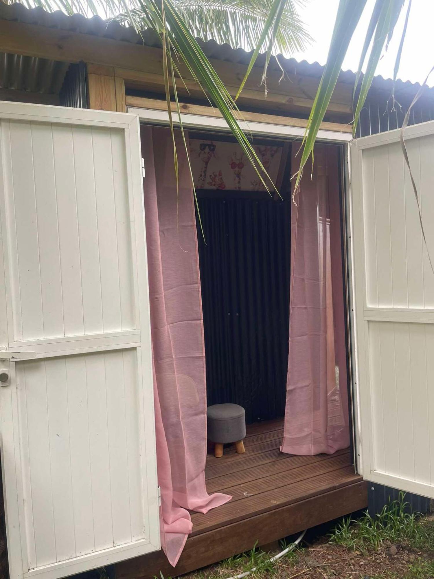 Charmant Chalet Avec Jacuzzi, L'Ile O Vert سانت فيليب المظهر الخارجي الصورة